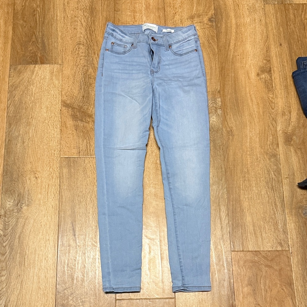 Stylish Women's Light Blue Skinny Jeans